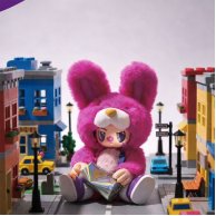 Коллекционная мягкая игрушка-сюрприз Pop Top Rebel Bear Find A Bag Кул Бой CSRB005