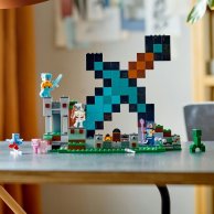 Конструктор Lego Minecraft Форпост с мечом, 427 деталей 21244