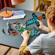 Конструктор Lego Minecraft Форпост с мечом, 427 деталей 21244