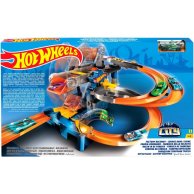 Игровой набор «Гонки на фабрике» Hot Wheels (FDF28)